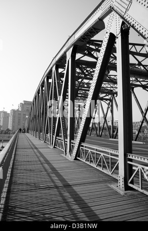 Décor noir et blanc d'un vieux pont en acier pour les piétons et les véhicules. Banque D'Images