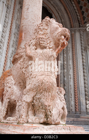 Bergame, ITALIE - Le 29 janvier : Lion et la colonne du portail de la Basilique Santa Maria Maggiore Banque D'Images