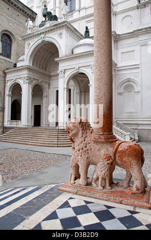 Bergame, ITALIE - Le 29 janvier : Lion et la colonne du portail de la Basilique de Santa Maria Maggiore et de l'entrée de Dom Banque D'Images