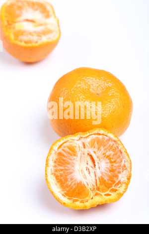 Mandarin mandarine Orange ou fruit isolé sur fond blanc Banque D'Images