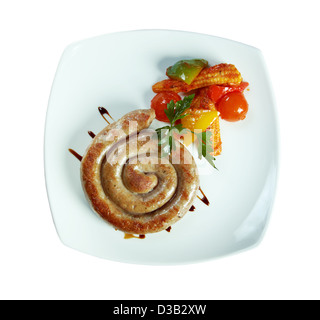 Rôti de fabrication de saucisses avec légumes Banque D'Images