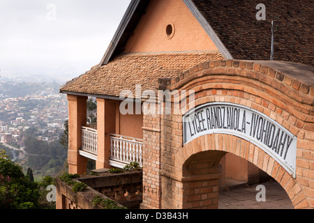 Madagascar, Fianarantsoa, Haute-Ville, les toits de la ville basse de lycee