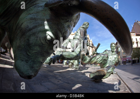 'Monumento al encierro' - Monument aux corridas fêtes de San Fermin par Rafael Huerta, Pamplona, Navarra Espagne. Banque D'Images