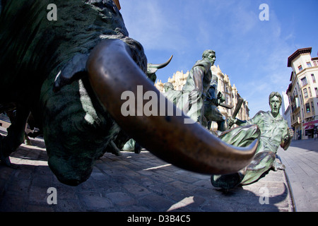 'Monumento al encierro' - Monument aux corridas fêtes de San Fermin par Rafael Huerta, Pamplona, Navarra Espagne. Banque D'Images