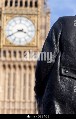 Statue de Sir Winston Churchill avec Big Ben au-delà, la place du Parlement, Londres City of Westminster, London, UK. Banque D'Images