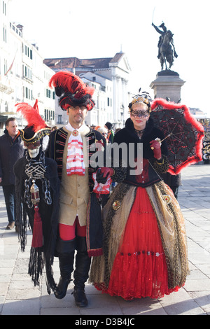 Un couple en costume vénitien défilant sur l'allée à Venise Italie Banque D'Images