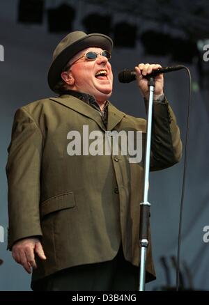 (Afp) - le chanteur de rock irlandais Van Morrison, photographié lors d'un concert à Mainz, Allemagne, 21 juin 2002. Banque D'Images