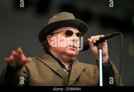 (Afp) - le chanteur de rock irlandais Van Morrison, photographié lors d'un concert à Mainz, Allemagne, 21 juin 2002. Banque D'Images