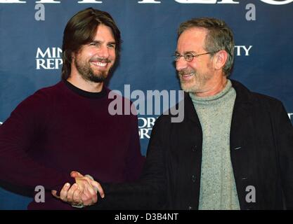 (Dpa) - US réalisateur Steven Spielberg (R) et son étoile, l'acteur Tom Cruise, sourire lors d'une conférence de presse à Berlin, le 26 septembre 2002. Ils sont venus à Berlin pour présenter leur nouveau film, "minorité", rapport qui créations à Berlin. Dans le film, situé dans 2054, Cruise joue cop John Anderton travaillant dans un d Banque D'Images