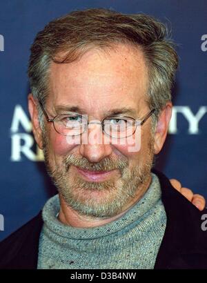 (Afp) - réalisateur Steven Spielberg nous sourit au cours d'une conférence de presse à Berlin, le 26 septembre 2002. Il est venu à Berlin pour présenter leur nouveau film, "minorité", rapport qui créations à Berlin. Le film, en 2054, est l'histoire d'un flic dans l'avenir travailler dans une division du département de la police e Banque D'Images