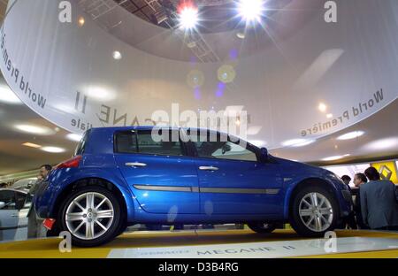 (Afp) - Renault présente le nouveau modèle de la Megane II au salon de l'auto à Paris, 27 septembre 2002. Le 'Mondial de l'automobile' est ouvert au public du 28 septembre au 13 octobre. Banque D'Images