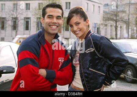 (Afp) - Sonja Kinski, fille de l'actrice Nastassja Kinski, et George P. Bush, neveu du président américain George W. Bush, d'avoir du plaisir la présentation de pièces de la mode 2002-2003 de nous designer Tommy Hilfiger à Munich, le 11 avril 2002. Banque D'Images