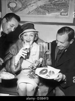 (Dpa) - US-actrice et chanteuse allemande Marlene Dietrich (C) a une bière et saucisses de Francfort avant une conférence de presse à Francfort, Allemagne de l'Ouest, 30 avril 1960. Dietrich est venu en Allemagne pour donner des concerts ; c'est Dietrich's première visite en Allemagne depuis 15 ans. Marlene Dietrich, née le 27 décembre 20 01 Banque D'Images