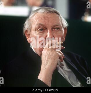 (Dpa) - Ludwig Erhard, l'ancien chancelier allemand, fume un cigare au cours d'un congrès du parti à Duesseldorf, Allemagne de l'Ouest, 1971. Après la Seconde Guerre mondiale, il a servi comme premier ministre de l'économie fédérale à partir de 1949 jusqu'à son élection comme chancelier allemand en 1963. Il a démissionné de son poste en décembre 1966. Erha Banque D'Images