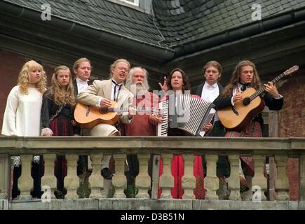 (Afp) - Un fichier photo montre la Kelly Family Band chanter et jouer de la musique avec le patriarche de la famille Dan Kelly (C) sur le balcon de leur maison puis, en Allemagne, château de Gymnich 5 octobre 1998. Le 5 août 2002 Daniel Jerome Kelly est mort après plusieurs coups à l'âge de 71 ans. Un service commémoratif Banque D'Images