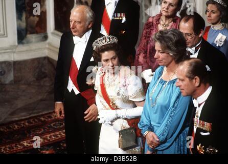 (Afp) - Le Président allemand, Walter Scheel (L), la reine Elizabeth II de Grande-bretagne (C à gauche), Mildred Scheel (C) droit et le Prince Philip (R) arriver lors d'une réception de Château Augustusburg près de Bonn, Allemagne de l'Ouest, juin 1978. La Reine et son mari a effectué une visite d'Etat de la République fédérale d'Allemagne Banque D'Images