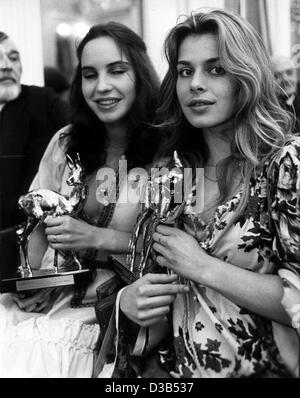 (Afp) - Les actrices allemandes Nastassja Kinski (R) et Katerina Jacob ont entre leurs mains les statuettes de la German Bambi Award, Munich, 17 février 1978. Kinski, la fille de l'acteur allemand Klaus Kinski, a reçu le prix "révélation de l'année". Elle avait fait sa percée dans le crime 1977 s Banque D'Images