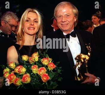 (Afp) - L'Allemand Wolfgang Petersen Directeur star ("dans la ligne de feu', 'The Perfect Storm') tient dans ses mains un Bambi award qui lui a été remis par l'actrice allemande Nastassja Kinski ('cat People", "Paris, Texas"), Munich, 20 novembre 1995. Kinski, la fille de l'acteur allemand Klaus Kinski Banque D'Images