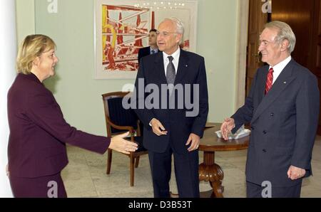 (Afp) - Le Président allemand Johannes Rau (R) accueille la présidente de la CDU, Angela Merkel, et le président de la CSU Edmund Stoiber au Château Bellevue, Berlin, 24 septembre 2002. Après les élections générales du 22 septembre c'était la première réception pour tous les présidents des partis allemands. Gerhard Schröder (SPD), Banque D'Images