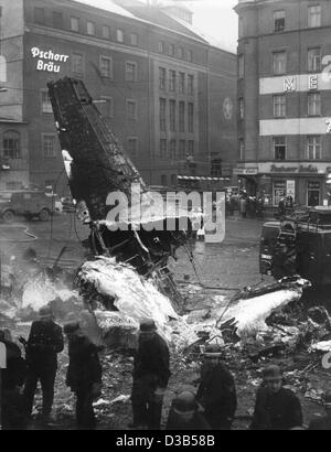 (Afp) - une vue sur le site de l'écrasement d'avion dans le centre-ville de Munich, 17 décembre 1960. Dans l'après-midi un avion du passager de l'US Air Force s'est écrasé dans le wagon d'un tramway entièrement occupé après avoir frappé la tour de la Paulskirche (église de Paul). 30 de l'un des passagers du tramway Banque D'Images