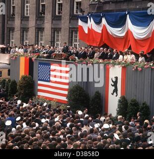 (Afp) - Le président John F. Kennedy (C) parle à une foule d'auditeurs devant la mairie Schoeneberg à Berlin Ouest, 26 juin 1963. Dans son discours, il a exprimé ses sentiments pour la ville divisée et dit en allemand "Ich bin ein Berliner" (je suis un Berliner), une phrase qui est devenue un legen Banque D'Images