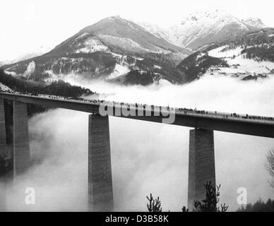 (Afp) - plusieurs milliers de personnes assistent à l'inauguration de l'Europa Pont sur la vallée de bas près d'Innsbruck, Autriche, 17 novembre 1963. Avec 190 m c'est le plus haut pont. Le pont est de 820 m de long et une partie de l'autoroute menant au col du Brenner. Banque D'Images