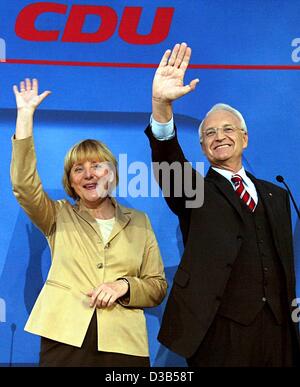 (Afp) - Edmund Stoiber, le candidat de chancelier de la démocratie chrétienne (CDU/CSU), et présidente de la CDU, Angela Merkel, à l'onde partisans après Stoiber a affirmé sa victoire une heure après la fermeture des bureaux de vote, Berlin, 22 septembre 2002. Pour les heures, les deux candidats avaient exécuté dans un sw Banque D'Images