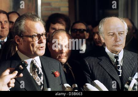 (Afp) - Le Chancelier allemand Willy Brandt (L) et le ministre des Affaires étrangères, Walter Scheel (R) font face à la presse après leur victoire électorale a été annoncé en face de la chancellerie à Bonn, Allemagne de l'Ouest, 19 novembre 1972. Après Brandt avait appelé à un vote de confiance au Parlement et perdu sur 22 Banque D'Images