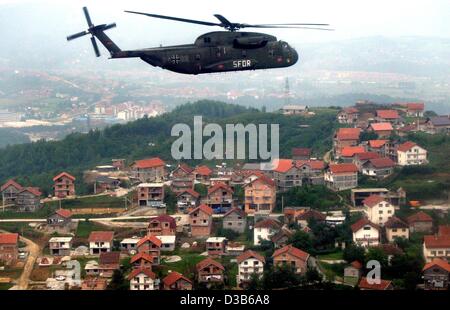 (Afp) - Un hélicoptère CH-53 de l'armée allemande au service de la Force de stabilisation dirigée par l'OTAN (SFOR) survole la banlieue de Sarajevo, Bosnie et Herzégovine, 30 août 2002. En ce moment environ 4600 soldats allemands servent au Kosovo, en Bosnie et Herzégovine 1500 et 225 en Macédoine. Banque D'Images