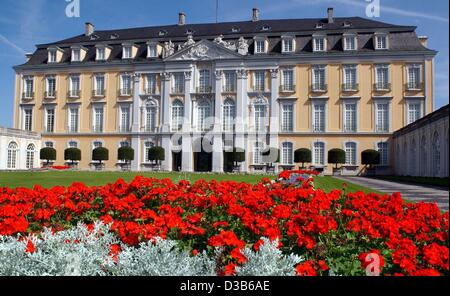 (Afp) - une vue sur le château Augustusburg baroque à Bruehl, Allemagne, 2 septembre 2002. Clemens August von Wittelsbach (1700-1761), Prince-électeur et archevêque de Cologne, a eu le château construit à partir de 1725 jusqu'à 1728. Banque D'Images