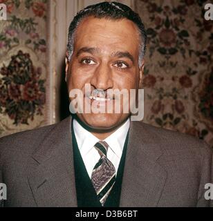 (Afp) - Un officier égyptien montre filer sans date, homme politique et président Gamal Abdel Nasser (exposition Modern Chairs 1918-1970). Nasser a rejoint les officiers libres en 1949, qui étaient responsables de ce coup d'État que Faruk Roi déposé du trône en 1952. Peu après la prise du pouvoir Nasser a négocié un accord avec la Banque D'Images