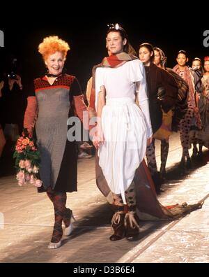 (Dpa) - créatrice de mode britannique Vivienne Westwood est la tenue des fleurs dans une main et la main d'un modèle à l'autre en tant qu'elle est à la tête de la parade après un pret a porter fashion show à Paris, le 11 mars 2002. Westwood est considéré comme l'un des plus creative designers du monde. Pour son exceptionnel Banque D'Images