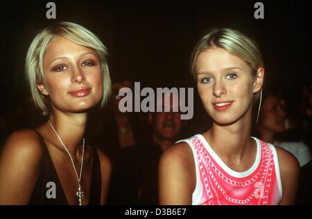 (Afp) - Paris (L) et Nicky Hilton, riche de grandes petites-filles de Conrad Hilton, fondateur de la chaîne d'hôtel Hilton, à la Haute Couture à Paris, le 10 juillet 2002. Banque D'Images