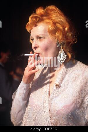 (Dpa) - créatrice de mode britannique Vivienne Westwood bénéficie d'une cigarette, Paris, 15 mars 2001. Westwood est considéré comme l'un des plus creative designers du monde. Pour ses robes exceptionnelles, elle utilise souvent des produits et des accessoires de la 18e et 19e siècle. Banque D'Images