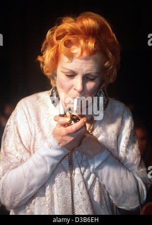 (Dpa) - créatrice de mode britannique Vivienne Westwood allume une cigarette, Paris, 15 mars 2001. Westwood est considéré comme l'un des plus creative designers du monde. Pour ses robes exceptionnelles, elle utilise souvent des produits et des accessoires de la 18e et 19e siècle. Banque D'Images