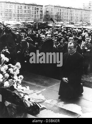 (Afp) - le chancelier allemand Willy Brandt s'agenouille devant un mémorial dans l'ancien ghetto juif de Varsovie, 7 décembre 1970. Le monument est dédié à l'assassinat d'héros de la rébellion d'avril 1943. Brandt's agenouillée conquis le coeur d'intellectuels polonais et a été le début de Banque D'Images