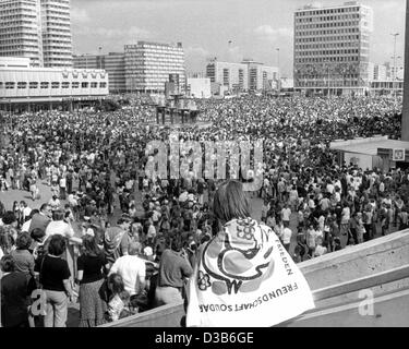 (Afp) - une vue sur la foule sur la place Alexander à Berlin Est, l'Allemagne de l'Est, 29 juillet 1973. Du 28 juillet au 5 août 1973 le 10ème Festival mondial des jeunes et étudiants a eu lieu, qui a attiré quelque 500 000 visiteurs de 140 pays. Banque D'Images