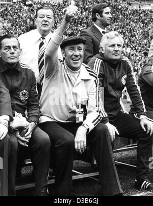 (Afp) - L'entraîneur de football allemand Helmut Schoen signale ses joueurs 'une minute de plus !' lors de la finale de la Coupe du Monde de Football à Munich, le 7 juillet 1974. S'asseoir à côté de lui l'entraîneur adjoint, Hans Widmayer (L) et co-entraîneur Jupp Derwall (R). L'Allemagne a battu les Pays-Bas 2:1. Schoen, l'entraîneur de l'allemand n Banque D'Images
