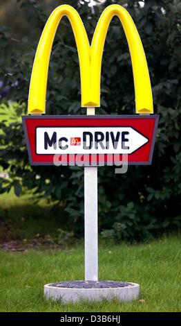 (Afp) - Un panneau avec le logo de la chaîne de restauration rapide McDonald's faim montre aux gens la façon de le conduire en restaurant à Kiev, Ukraine, 23 août 2002. Banque D'Images