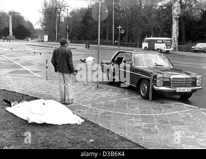 (Afp) - Le site de la crime montrant les cadavres couverts de procureur général allemand Siegfried Buback (avant) et son chauffeur Wolfgang Goebel (retour) ainsi que la bienvenue sur Buback voiture dans laquelle les deux hommes avaient été abattus dans la région de Karlsuhe, Allemagne, 7 avril 1977. Le procureur en chef a été tué par un Banque D'Images