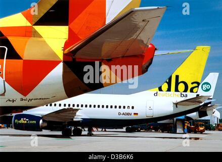 (Afp) - Deux avions de la compagnie aérienne allemande Deutsche BA, dans l'avant d'un jet avec arrière artistiquement décoré et en arrière-plan, avec le nouveau logo (photo non datée). La deuxième plus grande compagnie aérienne de l'Allemagne a changé son logo de la "Deutsche BA' avec des lettres majuscules pour les initiales 'dba', écrit en petit laissez Banque D'Images