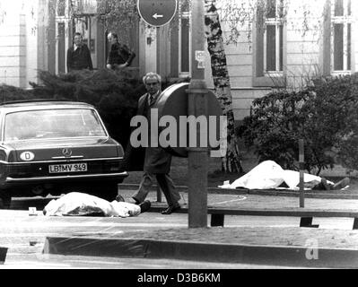 (Afp) - Les cadavres couverts de procureur général allemand Siegfried Buback (arrière) et son chauffeur Wolfgang Goebel (avant) dans la région de Karlsuhe, Allemagne, 7 avril 1977. Le procureur en chef a été tué par un homme qui a tiré une mitrailleuse d'un cycle à moteur alors qu'il passait le véhicule officiel du Buback, piquent aussi Banque D'Images