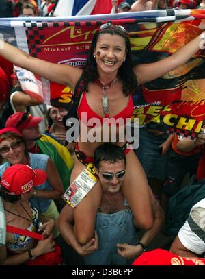 (Dpa) - Ferrari fans célèbrent la double victoire de l'équipe Ferrari après le Grand Prix de Hongrie sur le Hungaroring, près de Budapest, Hongrie, 18 août 2002. Banque D'Images