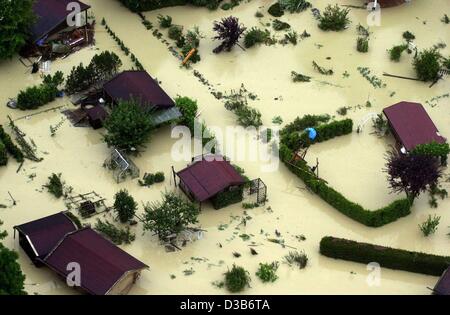 (Afp) - Une vue aérienne montre la situation catastrophique après de nouvelles pluies torrentielles a inondé la ville de Traunstein en Bavière, Allemagne, 12 août 2002. Après une pluie continue de l'état d'urgence a été déclaré dans six régions bavaroises. La police de Traunstein a demandé par haut-parleur les résidents Banque D'Images