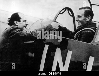 (Dpa) - avion allemand designer Willy Messerschmitt (L), serre la main de son pilote d'essai après le test réussi de son premier avion à réaction 262 'ME', 18 juillet 1942. Le développement de la première jet avion dans le monde entier a été l'un des plus importants de l'Allemagne de secrets dans la seconde guerre mondiale. Messerschmit Banque D'Images