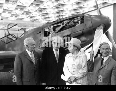 (Dpa) - avion allemand designer Willy Messerschmitt (2L) est entouré par la Dre pilote test Wurster (L), les pilotes sportifs Elly Beinhorn (C) et Willi Stoehr (R) qu'ils posent devant un avion ME 109 à Munich, Allemagne, 26 juin 1973 à l'occasion de son 75e anniversaire. Messerschmitt, qui en 1942 Banque D'Images