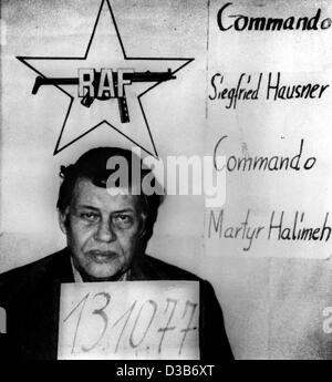 (Dpa) - Hanns Martin Schleyer, le président de la fédération allemande des employeurs, représentés comme otage par ses ravisseurs, 13 octobre 1977. Schleyer a été enlevé par un groupe terroriste allemand Rote Armee Fraktion (RAF/Fraction Armée rouge) à Cologne le 5 septembre 1977. Trois policiers et un driv Banque D'Images