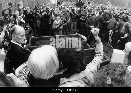 (Afp) - Une black montre son poing à l'enterrement de terroristes de la RAF Gudrun Ensslin, Andreas Baader et Jan Carl Raspe au cimetière de Dornfelden à Stuttgart, 27 octobre 1977. Sur la gauche est prêtre Helmut Ensslin, le père de Gudrun Ensslin. On a essayé avec Raspe Ulrike Meinhof, Andreas Baader, Banque D'Images