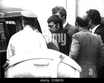 (Afp) - L'Allemand Jan terroristes Carl Raspe pas dans la voiture pour le ramener à sa cellule de prison au cours d'une pause du procès de terroristes de la RAF Ulrike Meinhof, Andreas Baader et Gudrun Ensslin, sur les terrains de la prison de Stammheim à Stuttgart en 1975. Avec l'été Raspe Baader-Meinhof de t Banque D'Images