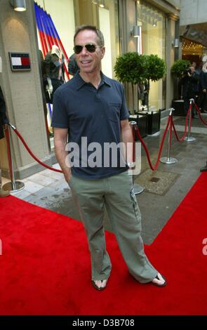 (Dpa) - US Fashion designer Tommy Hilfiger pose devant son nouveau magasin à Duesseldorf, 3 août 2002. Hilfiger a ouvert son plus grand magasin d'Europe un jour avant l'international fashion fair CPD (Collections Premieren Düsseldorf) et avait invité de nombreuses personnalités. Banque D'Images